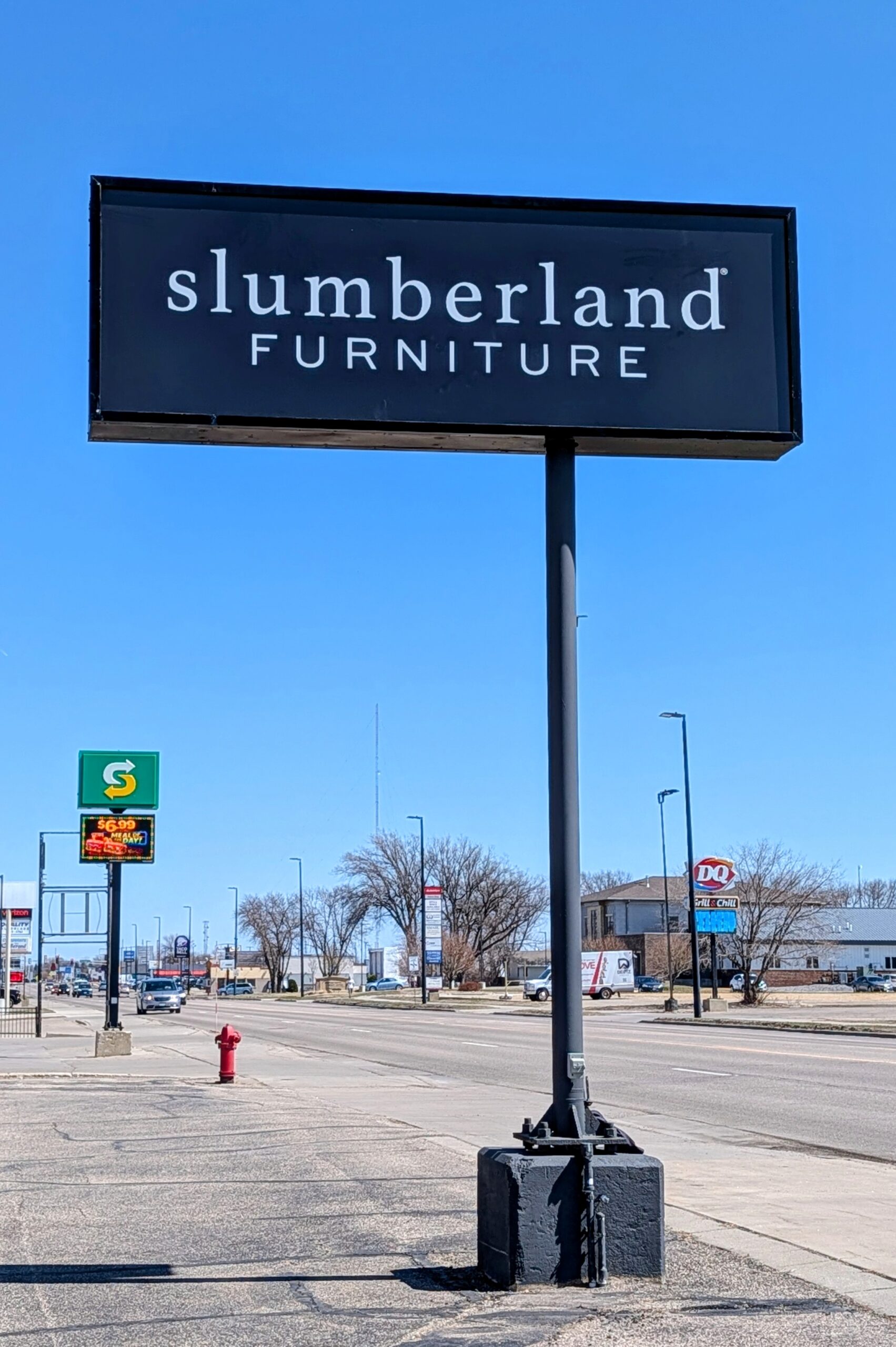 Slumberland-Pylon-Sign